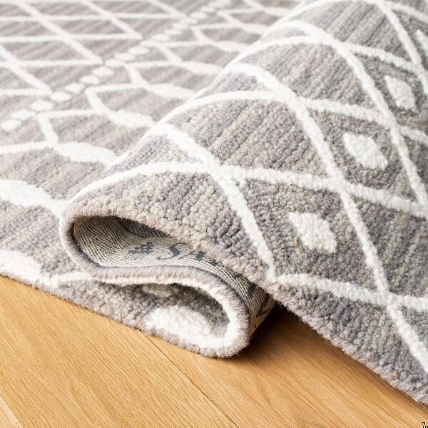 Safavieh Blossom Hand Tufted Rectangle Area RugGrey & Ivory 5 x 8 ft. - BLM115F-5