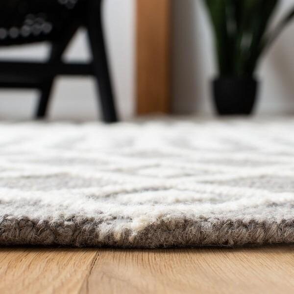Safavieh Blossom Hand Tufted Rectangle Area RugGrey & Ivory 5 x 8 ft. - BLM115F-5