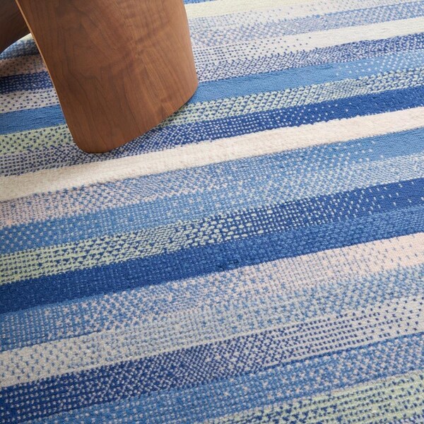 Homeroots 4 x 6 ft. Blue & Ivory Halftone Stripe Area Rug - 385874