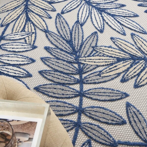 Homeroots 4 x 6 ft. Ivory & Navy Leaves Indoor & Outdoor Area Rug - 384880