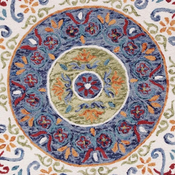 Homeroots 4 ft. Round Blue & White Ornate Medallion Area Rug - 396206