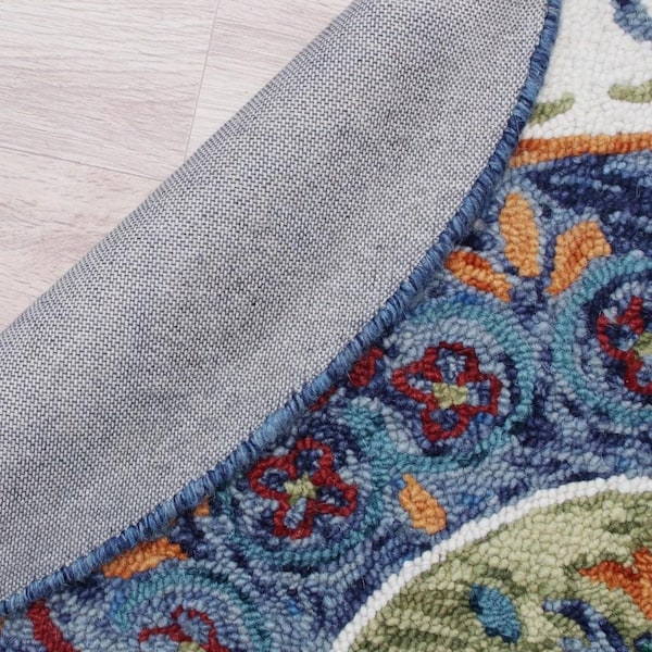 Homeroots 4 ft. Round Blue & White Ornate Medallion Area Rug - 396206