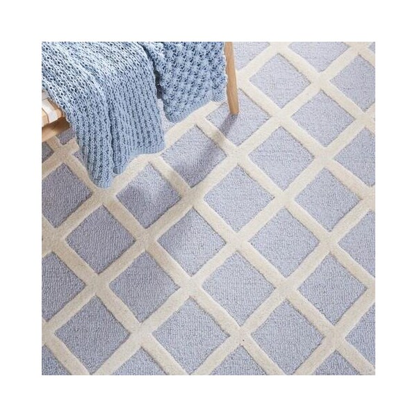 Safavieh 4 x 6 ft. Cambridge Hand Tufted Small Rectangle Area RugLight Blue & Ivory - CAM135A-4