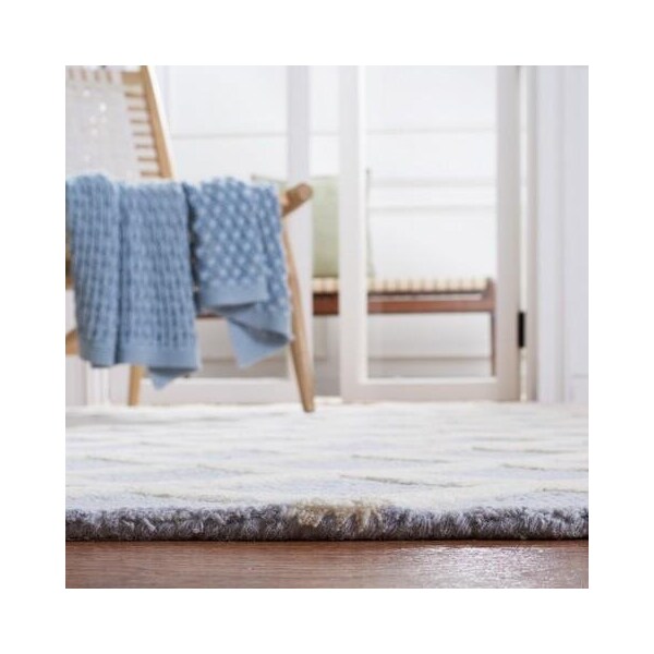 Safavieh 4 x 6 ft. Cambridge Hand Tufted Small Rectangle Area RugLight Blue & Ivory - CAM135A-4