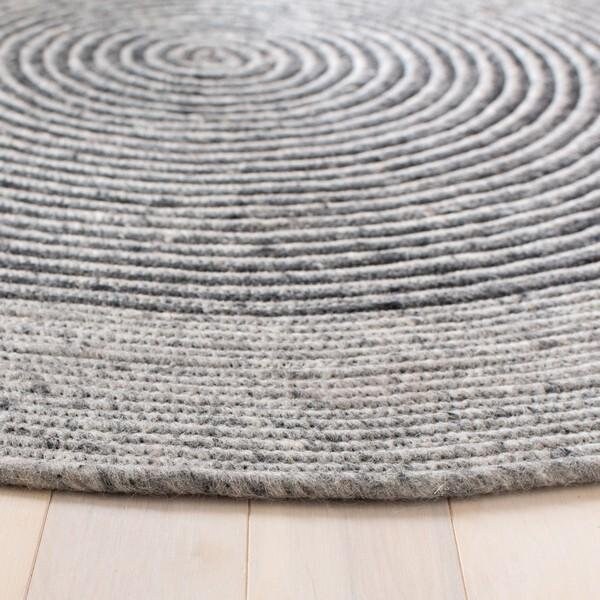 Safavieh 3 x 3 ft. Braided Hand Woven Round RugGrey & Black - BRD904F-3R