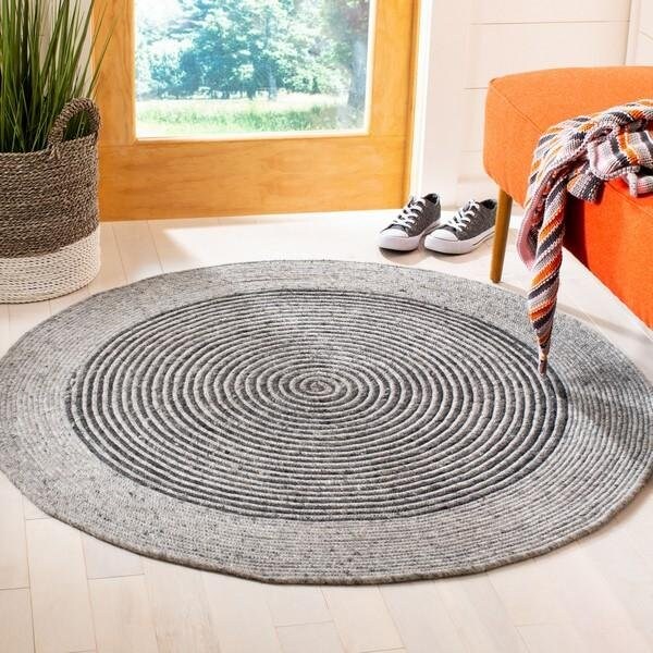 Safavieh 3 x 3 ft. Braided Hand Woven Round RugGrey & Black - BRD904F-3R