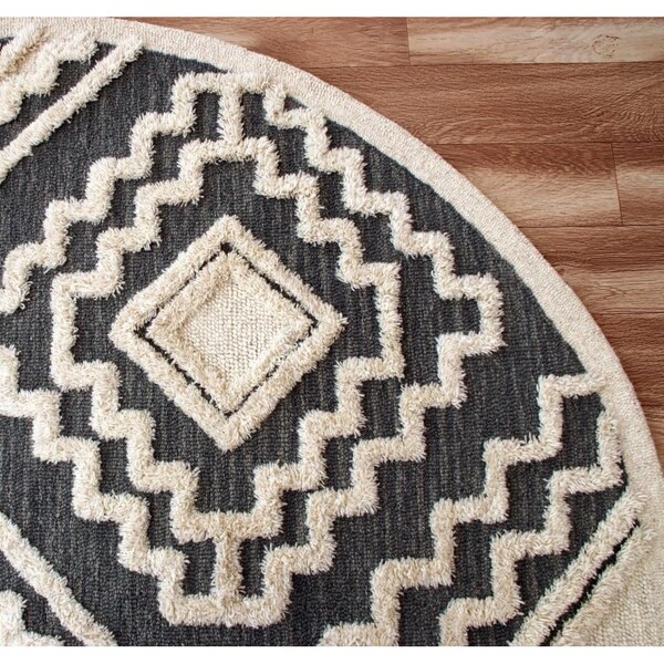 Homeroots 4 ft. Round Gray & Cream Geometric Area Rug - 396178