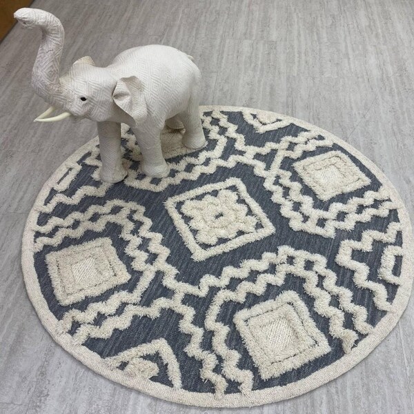 Homeroots 4 ft. Round Gray & Cream Geometric Area Rug - 396178