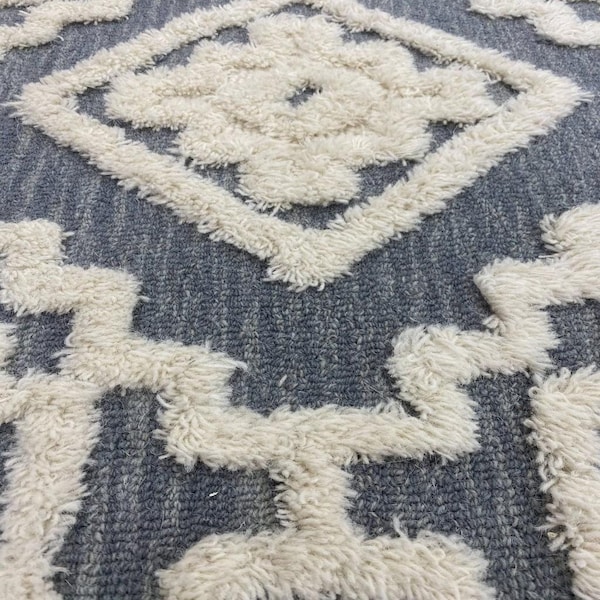 Homeroots 4 ft. Round Gray & Cream Geometric Area Rug - 396178