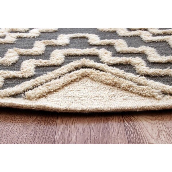 Homeroots 4 ft. Round Gray & Cream Geometric Area Rug - 396178