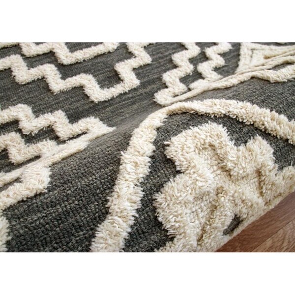 Homeroots 4 ft. Round Gray & Cream Geometric Area Rug - 396178