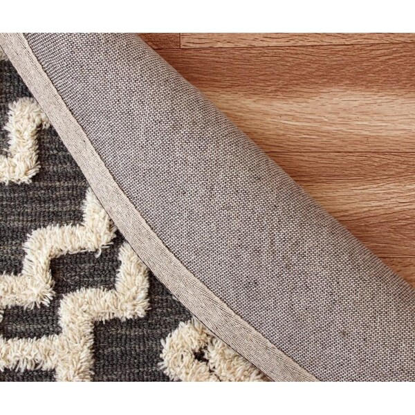 Homeroots 4 ft. Round Gray & Cream Geometric Area Rug - 396178