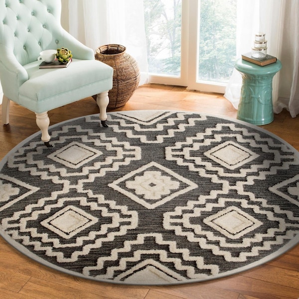 Homeroots 4 ft. Round Gray & Cream Geometric Area Rug - 396178