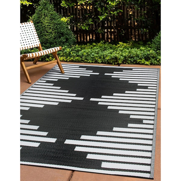 World Rug Gallery Bohemian Stripe Diamond Reversible Recycled Plastic 5' X 7' Black Outdoor Rug - 6071BLACK5X7