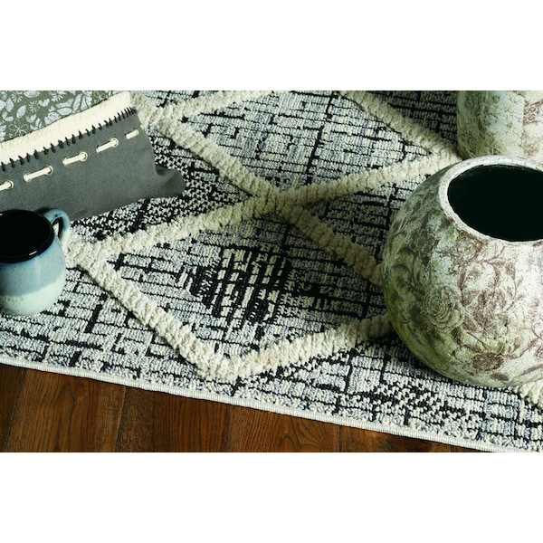 Homeroots 39 x 59 in. Polyester Diamonds Area Rug with Fringe, Charcoal - 375666