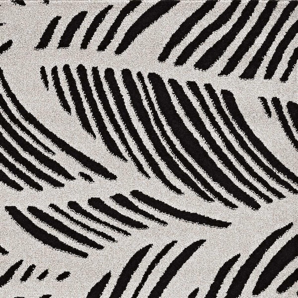 Homeroots 39 x 59 in. Black or White Polypropylene Rug - 375009