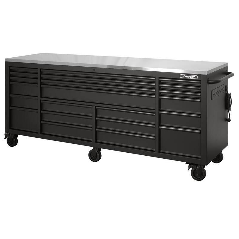 Almacenamiento de herramientas Husky 84 pulgadas de ancho x 24 pulgadas de profundidad. Banco de trabajo móvil resistente con caja de herramientas y superficie de trabajo de acero inoxidable en negro matte - HOTC8422BB1M