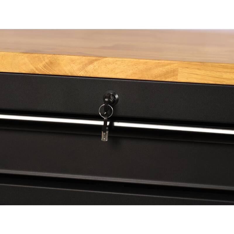 Banco de trabajo móvil para herramientas pesado de 15 cajones con cubierta de madera sólida en negro mate de 61 pulgadas de ancho x 23 pulgadas de profundidad.