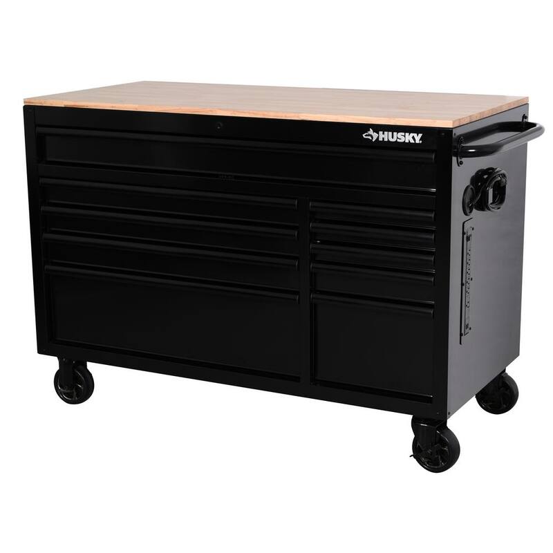 Banco de trabajo móvil con gabinete de herramientas estándar de 10 cajones Husky de 52 pulgadas de ancho x 24.5 pulgadas de profundidad con parte superior de madera sólida en color negro brillante - H52MWC10BLK.