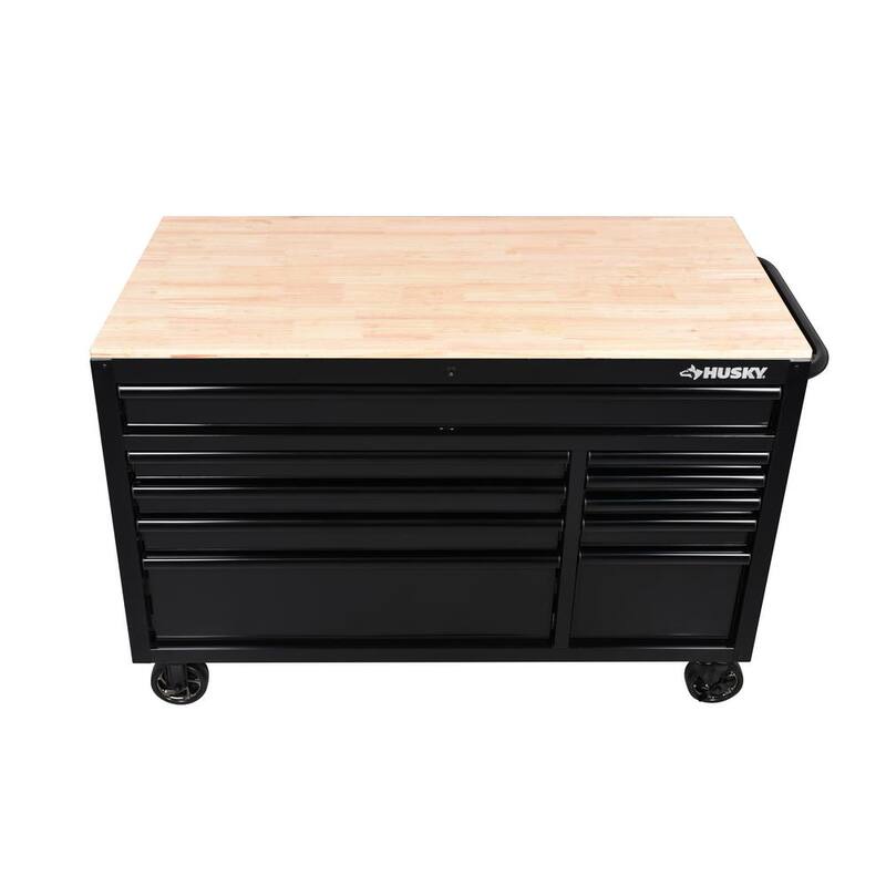 Banco de trabajo móvil con gabinete de herramientas estándar de 10 cajones Husky de 52 pulgadas de ancho x 24.5 pulgadas de profundidad con parte superior de madera sólida en color negro brillante - H52MWC10BLK.