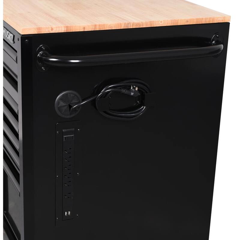 Banco de trabajo móvil con gabinete de herramientas estándar de 10 cajones Husky de 52 pulgadas de ancho x 24.5 pulgadas de profundidad con parte superior de madera sólida en color negro brillante - H52MWC10BLK.