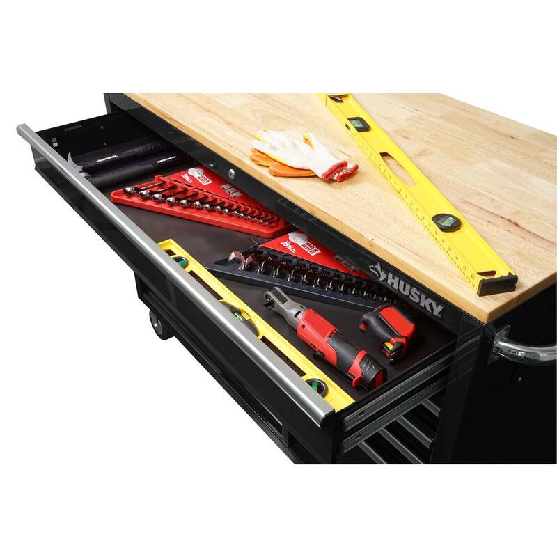 Banco de trabajo móvil con 9 cajones estándar de deber medio Husky de 52 pulgadas de ancho x 25 pulgadas de profundidad con parte superior de madera sólida en color negro brillante - HOTC5209B12M