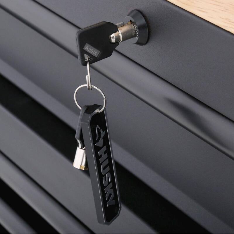 Mesa de trabajo móvil Husky de 10 cajones y 1 puerta con tope de madera dura, panel perforado y repisa en negro mate de 61 pulgadas de ancho x 26 pulgadas de profundidad.