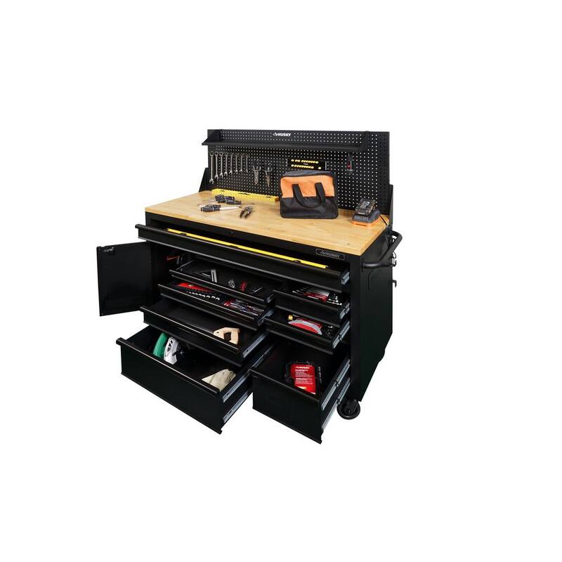 Mesa de trabajo móvil Husky de 10 cajones y 1 puerta con tope de madera dura, panel perforado y repisa en negro mate de 61 pulgadas de ancho x 26 pulgadas de profundidad.