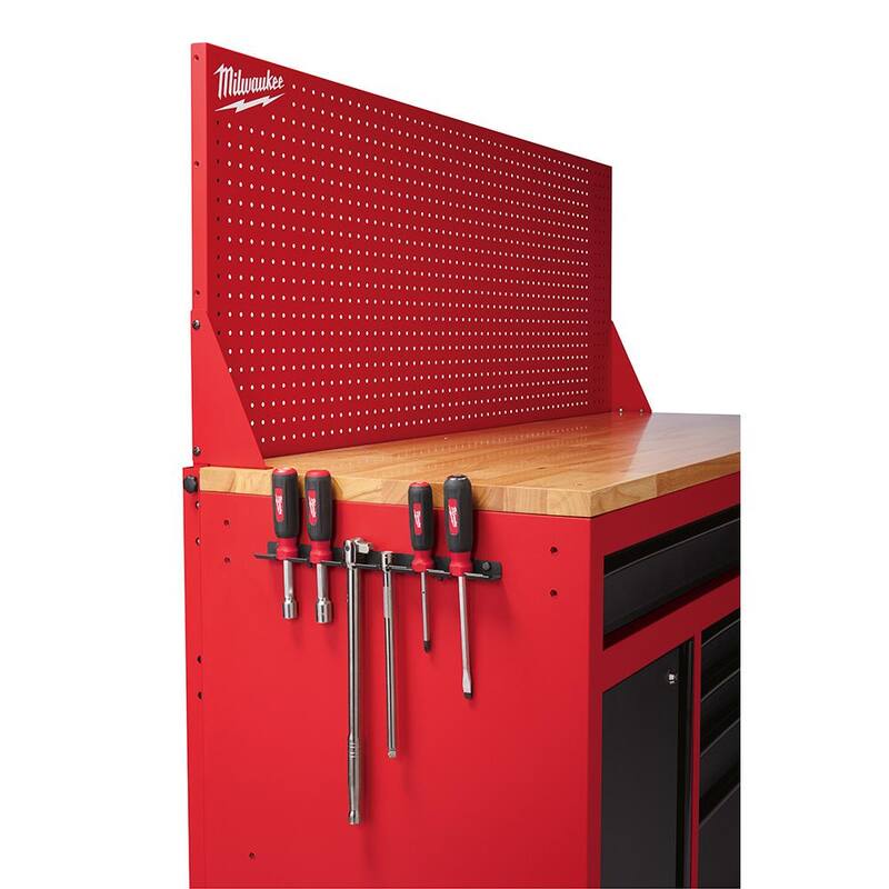Mesa de trabajo móvil de 61 pulgadas con 11 cajones/1 puerta y panel trasero de tablero corredizo en rojo/negro - 48-22-8561