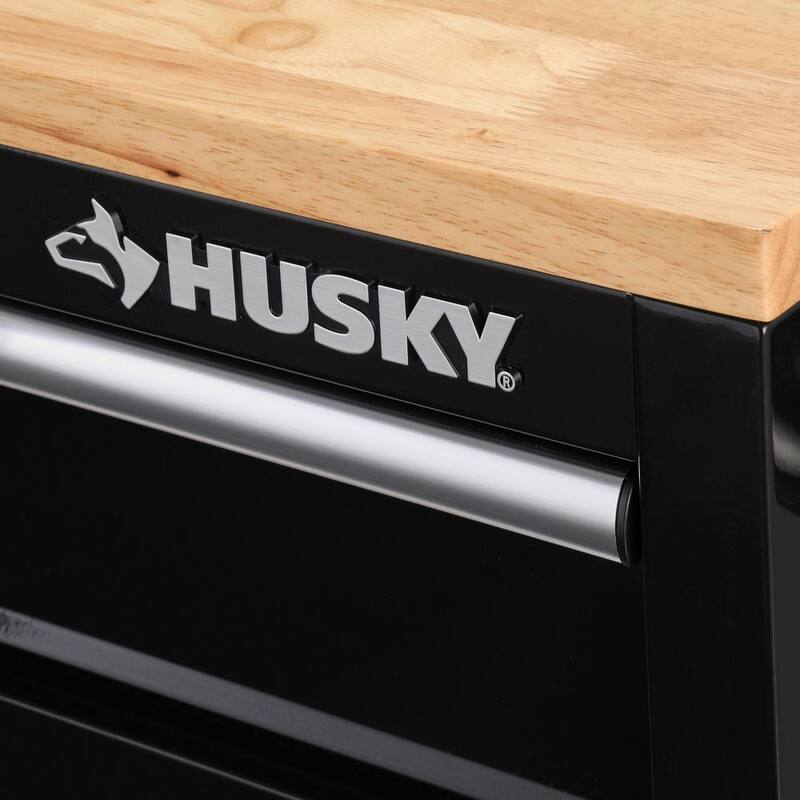 Almacenamiento de herramientas Husky de 72 pulgadas de ancho y deber estándar con acabado brillante negro. Banco de trabajo móvil con caja de herramientas.