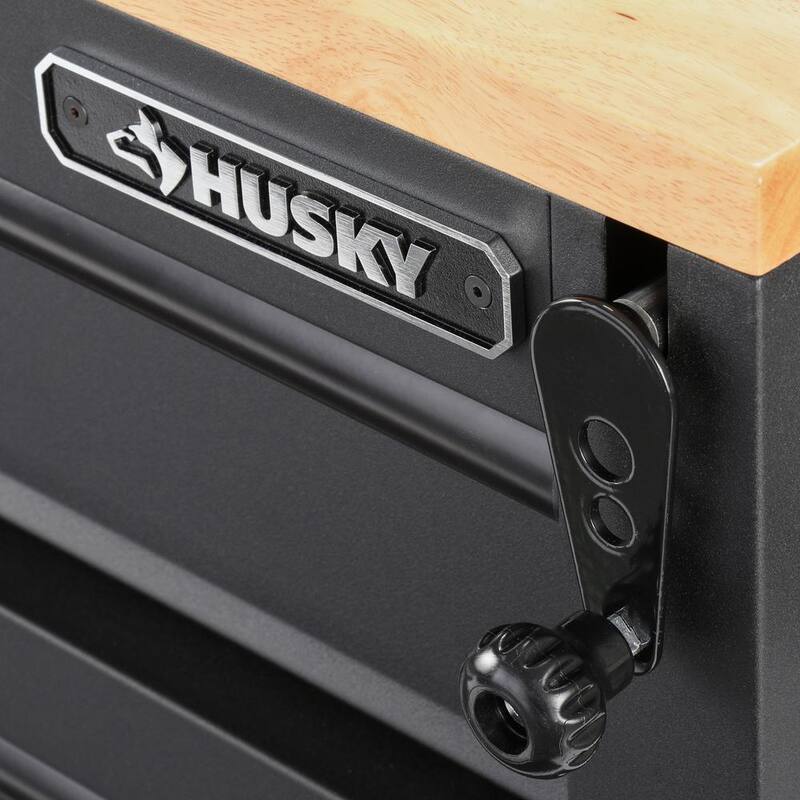 Gabinete de banco de trabajo móvil Husky de 62 pulgadas de ancho con altura ajustable y parte superior de madera - HOLC6214BB1MYS