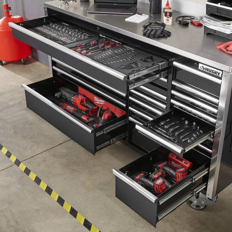 Almacenamiento de herramientas Husky 72 pulgadas de ancho x 25 pulgadas de profundidad Gabinete de banco de trabajo móvil negro de servicio profesional con parte superior de acero inoxidable - HPRO72MWC20BLK