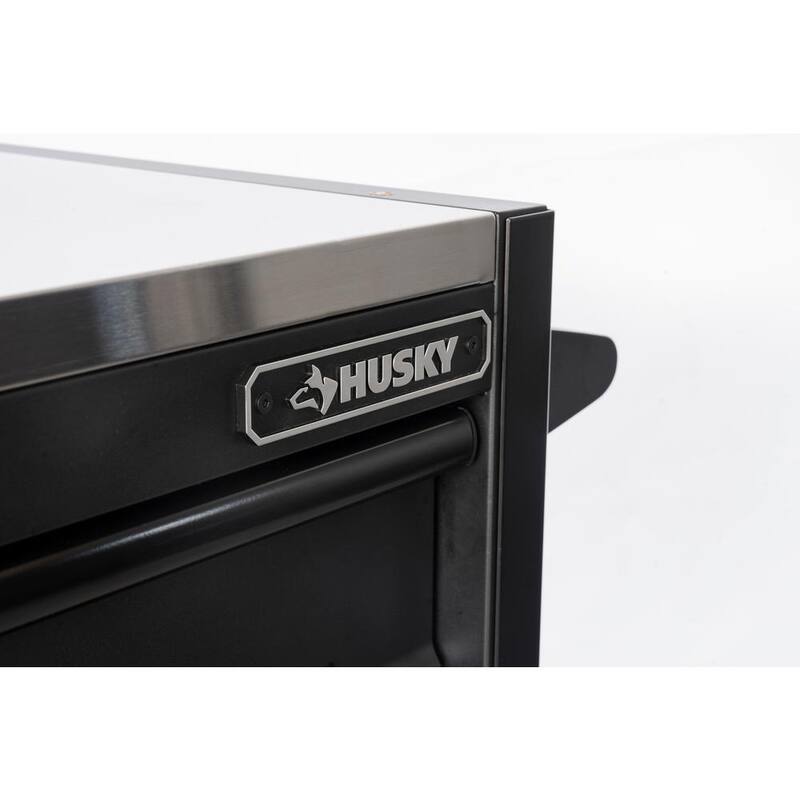 Gabinete de banco de trabajo móvil negro mate resistente de acero inoxidable con almacenamiento de herramientas modular Husky de 62 pulg. de ancho x 24 pulg. de profundidad - HOTC6210BB1D