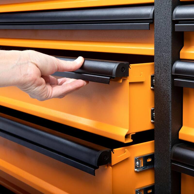 Gabinete rodante de herramientas de 72 pulgadas de ancho x 25 pulgadas de profundidad con 18 cajones en color naranja y negro, con encimera de acero inoxidable y jaladeras negras