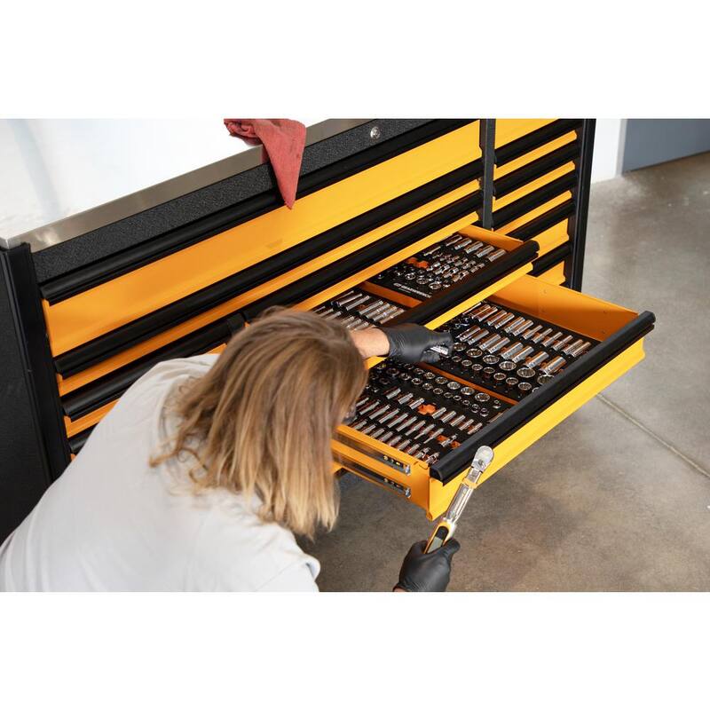Gabinete rodante de herramientas de 72 pulgadas de ancho x 25 pulgadas de profundidad con 18 cajones en color naranja y negro, con encimera de acero inoxidable y jaladeras negras
