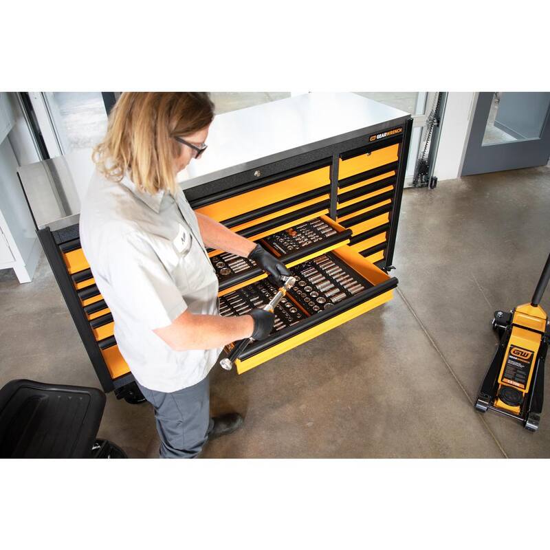 Gabinete rodante de herramientas de 72 pulgadas de ancho x 25 pulgadas de profundidad con 18 cajones en color naranja y negro, con encimera de acero inoxidable y jaladeras negras