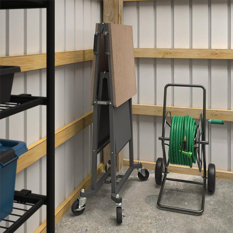 Banco de trabajo portátil Cosco SmartFold de 51 pulgadas de ancho por 27 pulgadas de profundidad con ruedas bloqueables - 66721DKG1E