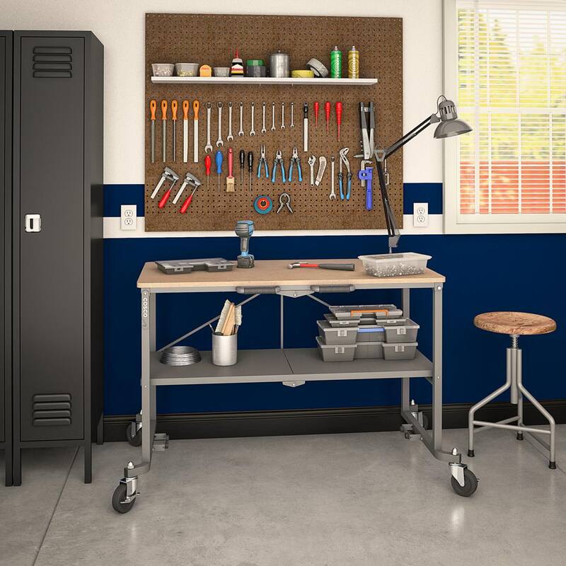 Banco de trabajo portátil Cosco SmartFold de 51 pulgadas de ancho por 27 pulgadas de profundidad con ruedas bloqueables - 66721DKG1E