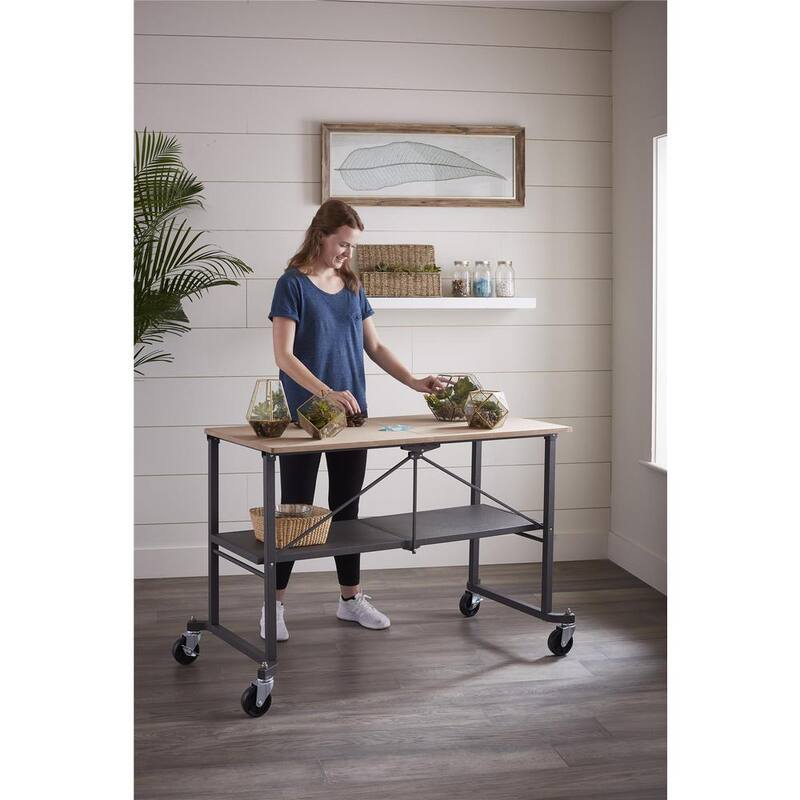 Banco de trabajo portátil Cosco SmartFold de 51 pulgadas de ancho por 27 pulgadas de profundidad con ruedas bloqueables - 66721DKG1E