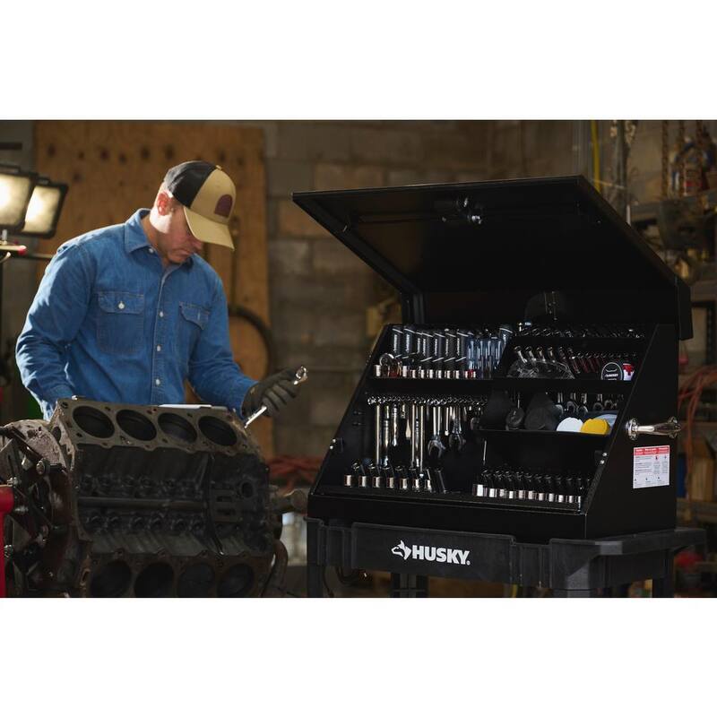 Husky Heavy-Duty 30 pulgadas de ancho x 15 pulgadas de profundidad Caja portátil de acero negro con tapa triangular para sockets, llaves y desarmadores - THD30140