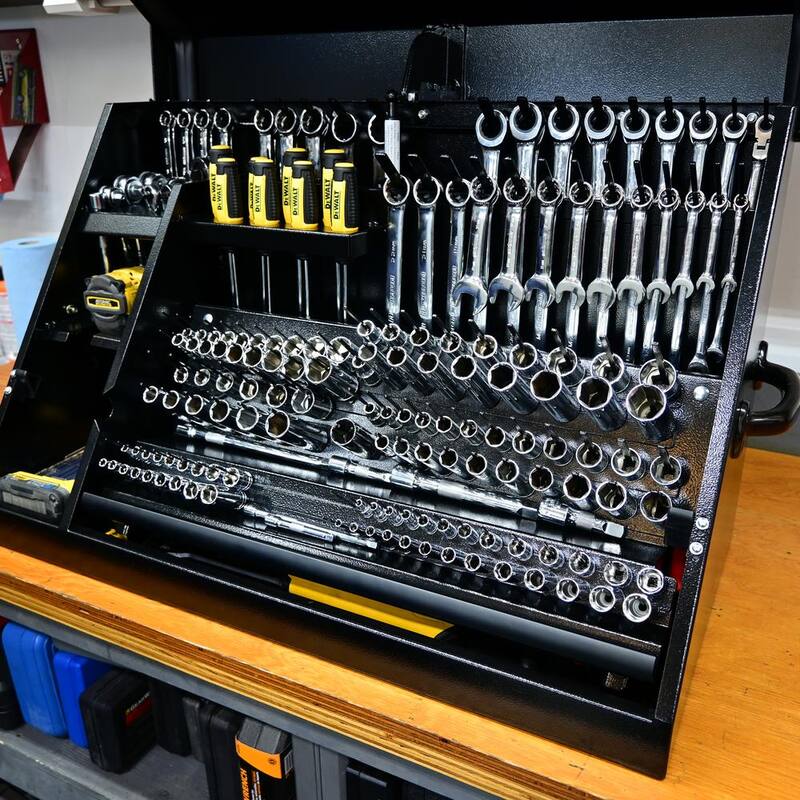 DEWALT 30 pulgadas de ancho x 15 pulgadas de profundidad. Caja de herramientas portátil con parte superior triangular para sockets, llaves y desarmadores en negro con recubrimiento en polvo - DXTB30BB