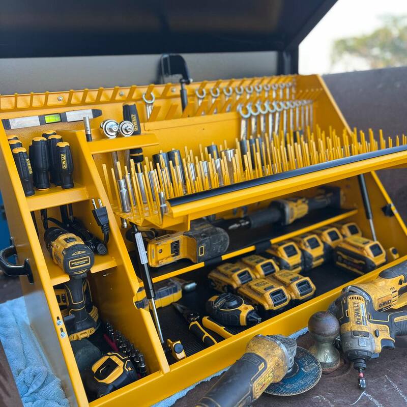 DEWALT 36 pulgadas de ancho x 17 pulgadas de profundidad Cofre de herramientas con tapa en triángulo portátil para llaves de dado, llaves y desarmadores en recubrimiento en polvo amarillo/negro - DXTB36BY