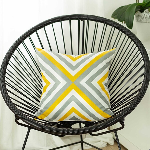 Homeroots Multi Color Geometric Flashback Printed Decorative Throw Pillow Cover 18 x 18 in. - 355277