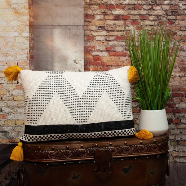 Homeroots 20 x 20 x 4 in. Beige & Black Knit Throw Pillow - 383146