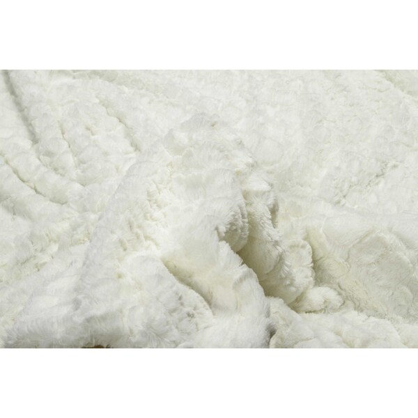 Homeroots 50 x 70 in. Faux Hide Throw Ivory Mink - 293155