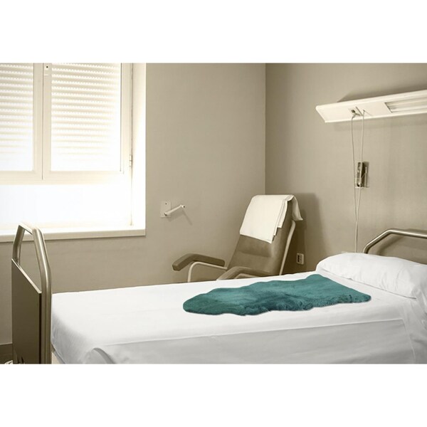 Homeroots 2 x 3 ft. Green Natural Off White Medical Grade Sheepskin Throw Blanket - 388644
