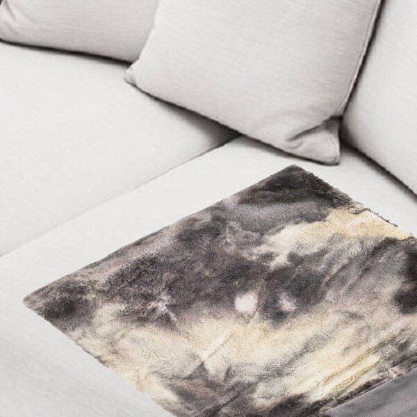 Homeroots 50 x 60 in. Naples Grey & Off-White Fur Throw - 354558