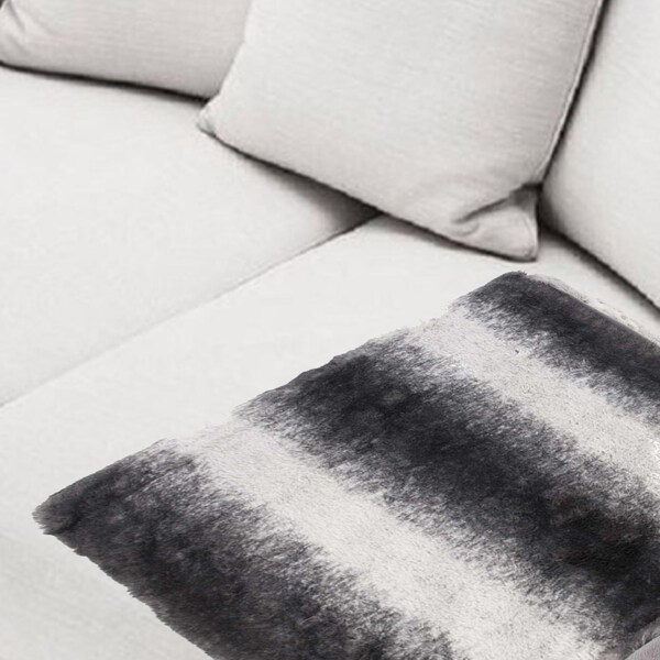 Homeroots 50 x 60 in. Irving Charcoal & White Fur Throw - 354557