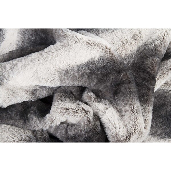 Homeroots 50 x 60 in. Irving Charcoal & White Fur Throw - 354557