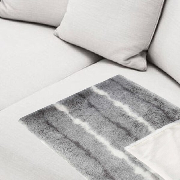 Homeroots 50 x 60 in. Dayton Grey & White & Black Fur Throw - 354556